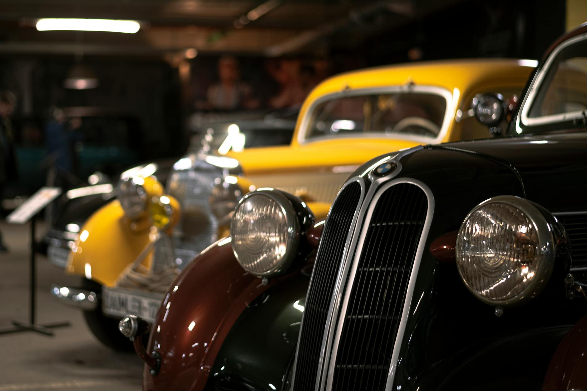 Zabytkowe samochody w przyciemnionym muzeum motoryzacji