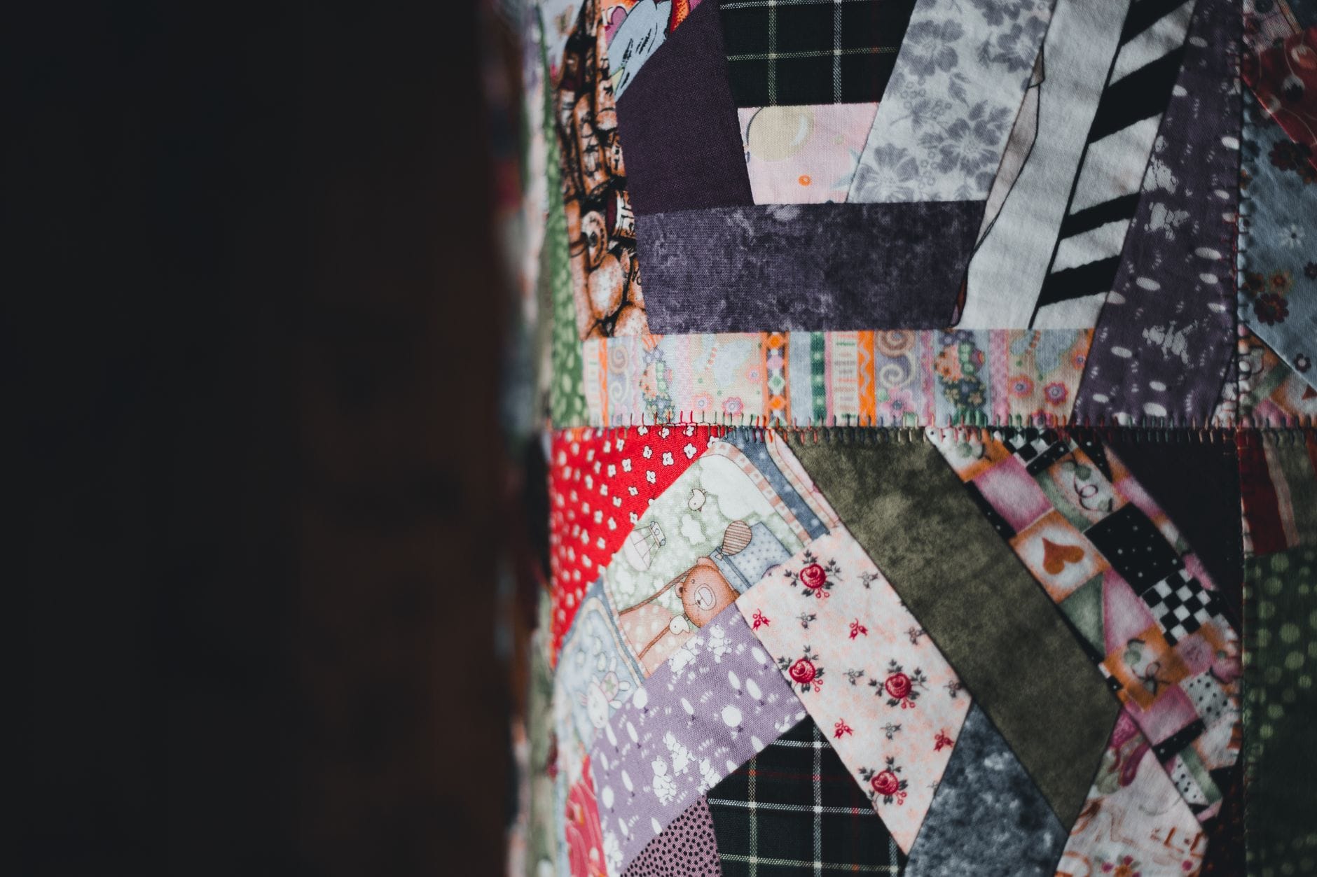 Zbliżenie kolorowego patchworku z różnymi tkaninami i wzorami