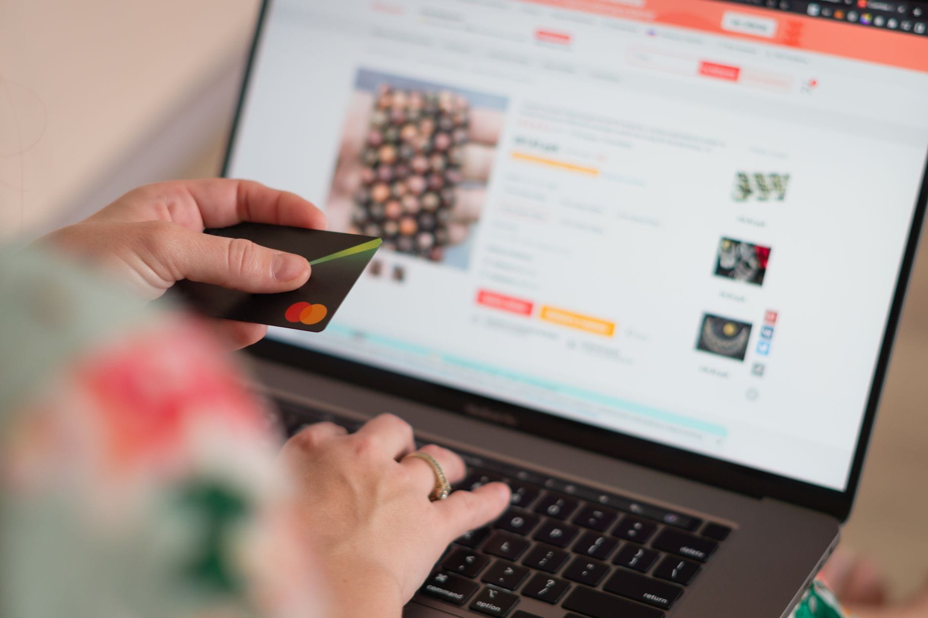 Osoba płaci kartą za zakupy elektroniczne online na laptopie