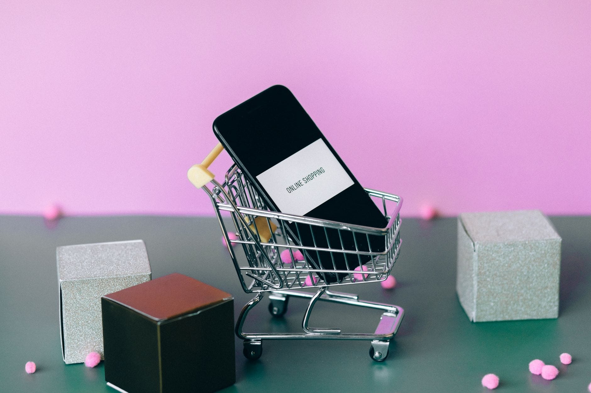 Smartfon z ikoną koszyka symbolizujący zakupy online na kolorowym tle