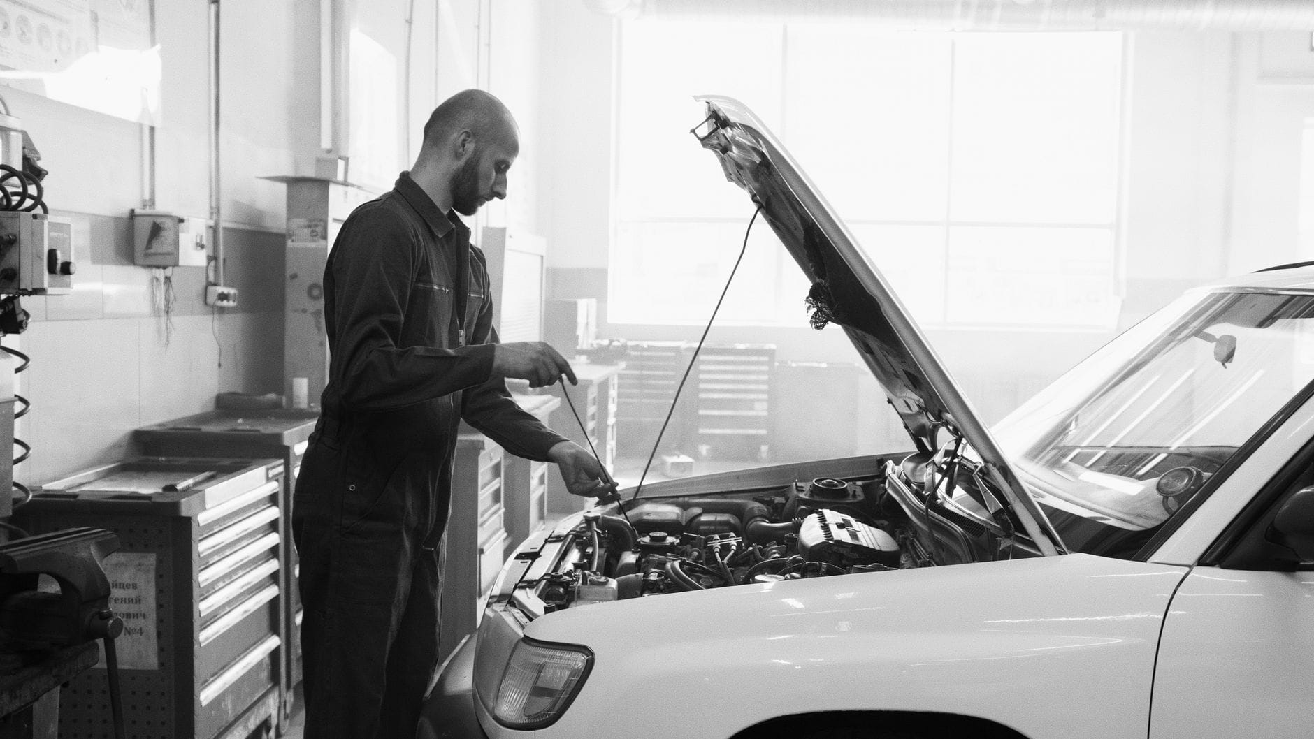 Mechanik w warsztacie sprawdza silnik samochodu przed wyceną wartości
